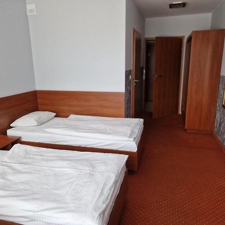 Hotel Podroznik Koszuty Экстерьер фото