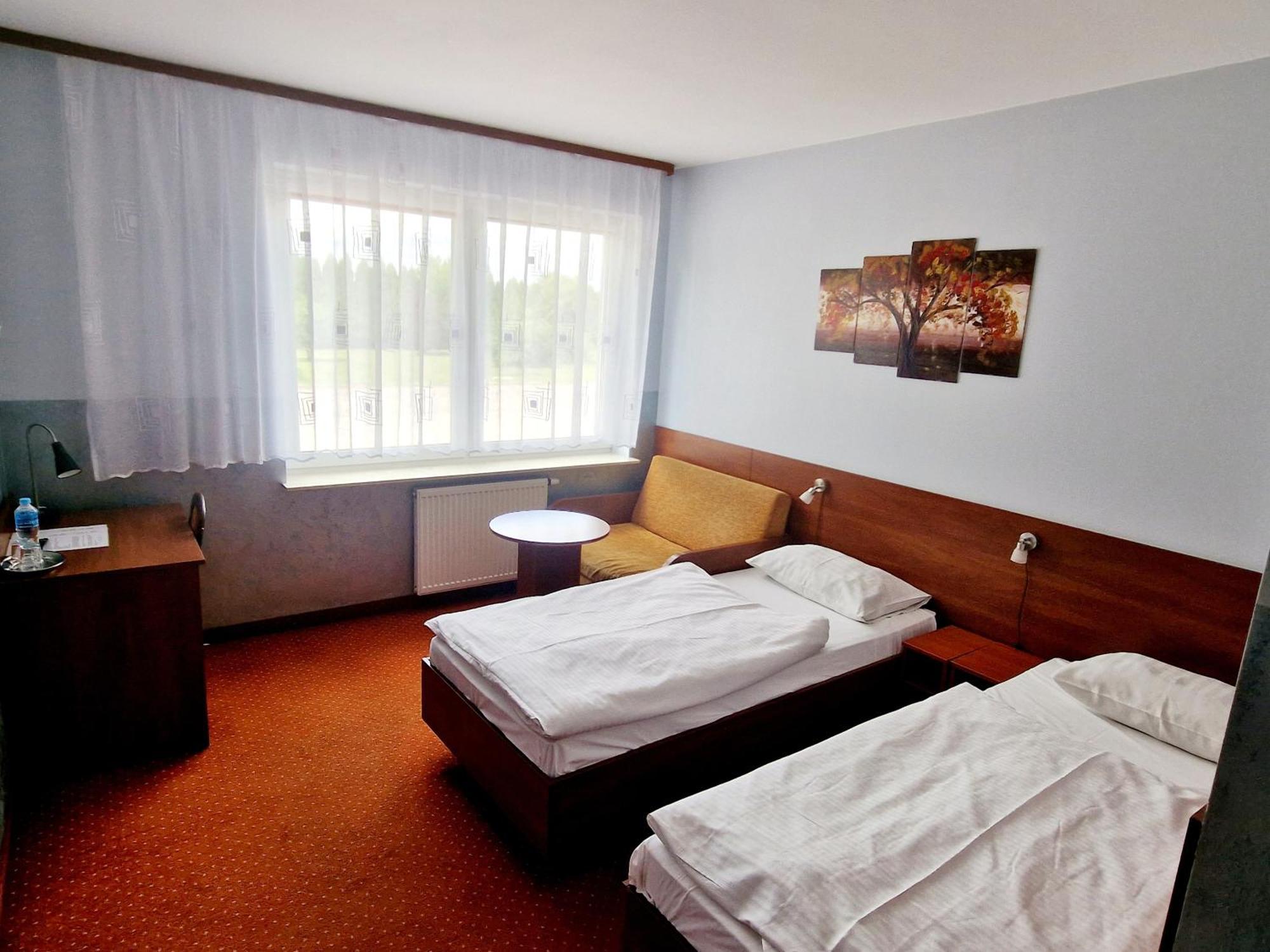 Hotel Podroznik Koszuty Экстерьер фото