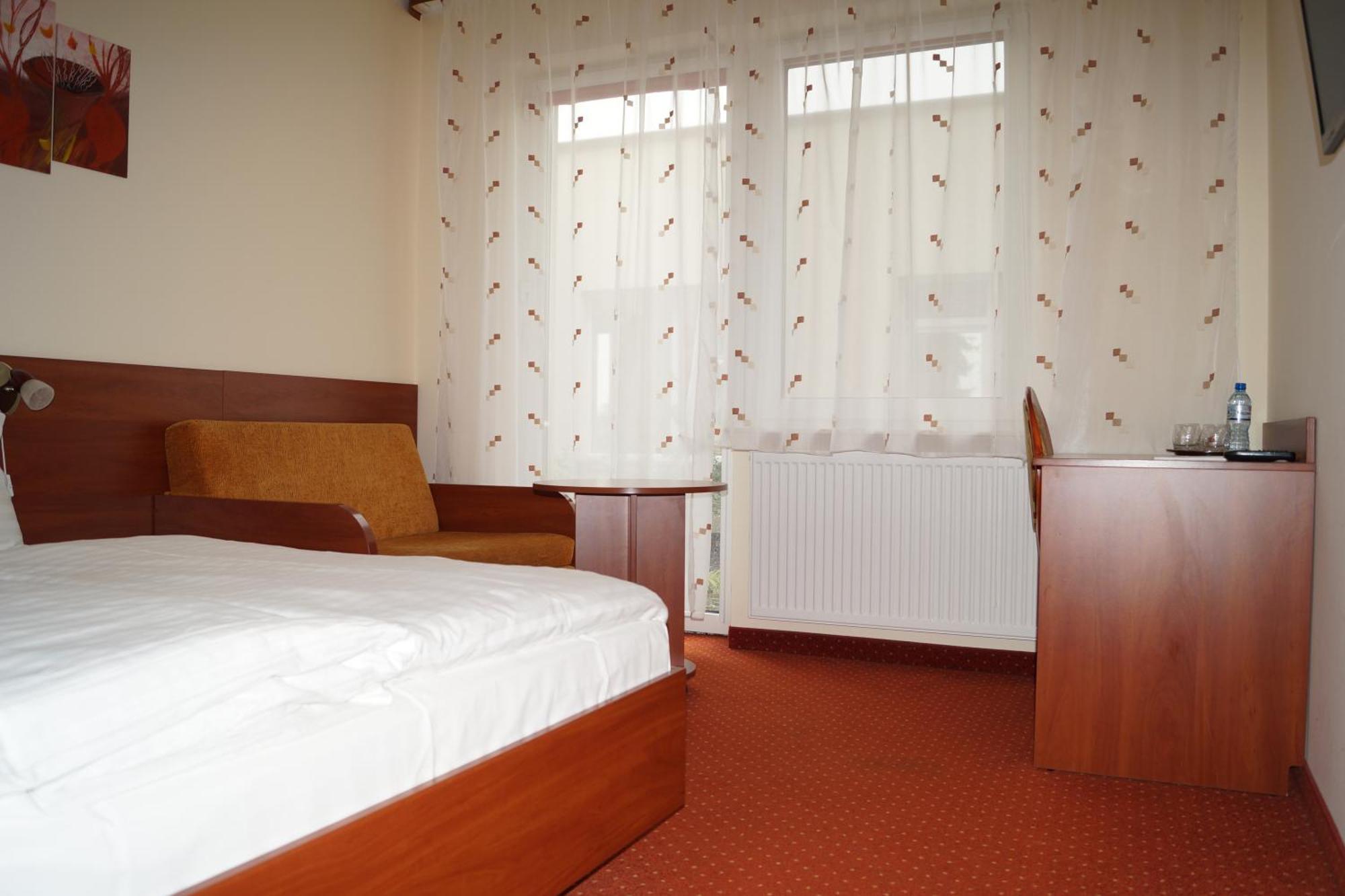 Hotel Podroznik Koszuty Экстерьер фото