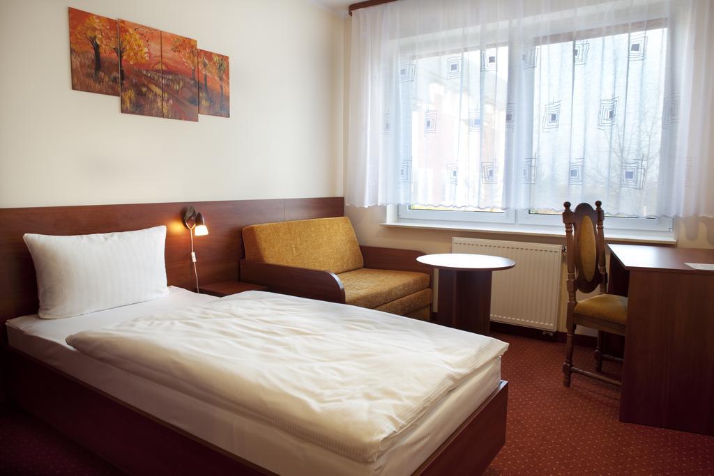 Hotel Podroznik Koszuty Экстерьер фото