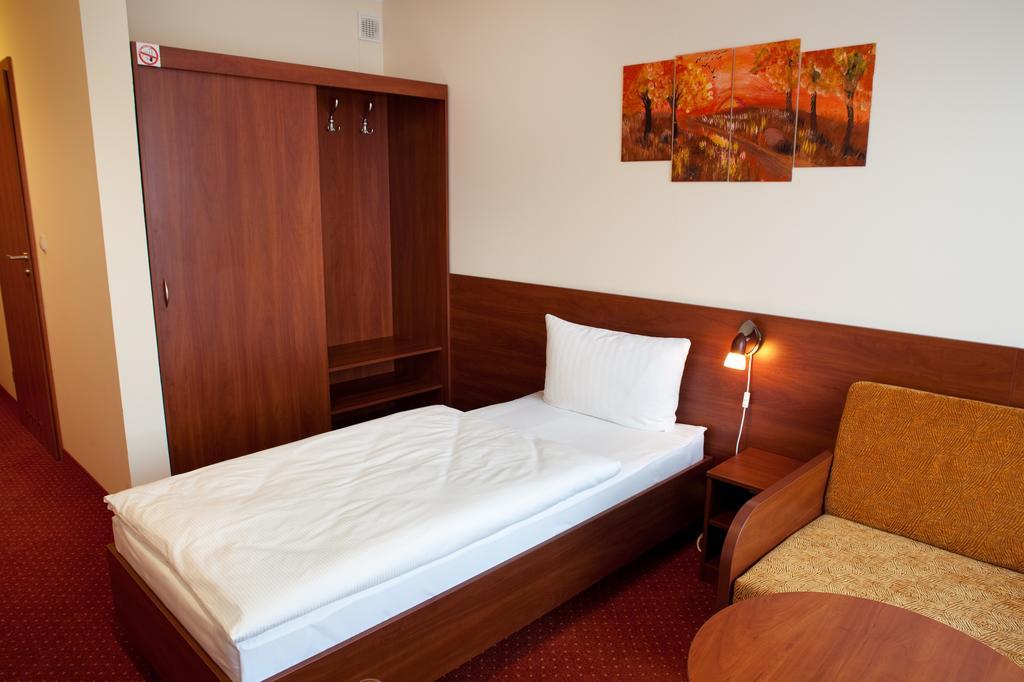 Hotel Podroznik Koszuty Экстерьер фото